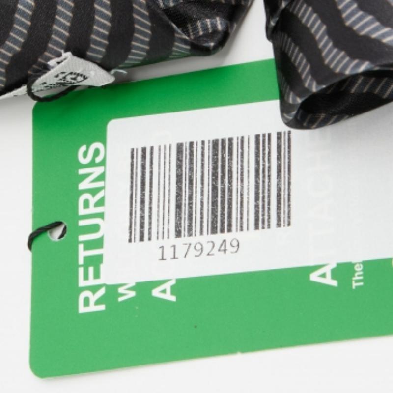 Diese Krawatte ist ein perfektes formelles Accessoire, das eine scharfe und moderne Ausstrahlung hat. Sie ist aus luxuriösen MATERIALEN gefertigt, mit aufwendigen Mustern versehen und mit dem Markenlabel auf der Rückseite bestickt. Er verleiht Ihren