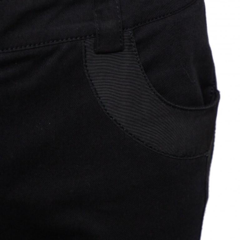 This pair of trousers by Emporio Armani ensures a style that is full of comfort. Made using cotton and elastane blend, the trouser in black has a straight-leg silhouette, front zip closure, and distinct trims on the pockets and sides.