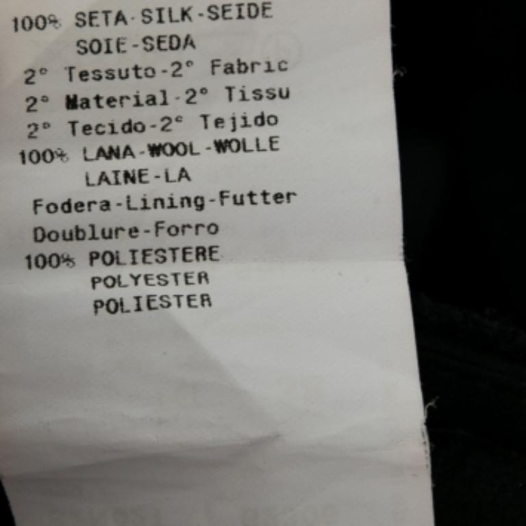 Mit diesem Rock von Emporio Armani machen Sie eine gute Figur. Es ist aus schwarzem Seiden- und Wollstoff gefertigt, der mit Rüschenborten verziert ist. Es ist mit einem Reißverschluss versehen und kann mit verschiedenen Blusen kombiniert werden, um