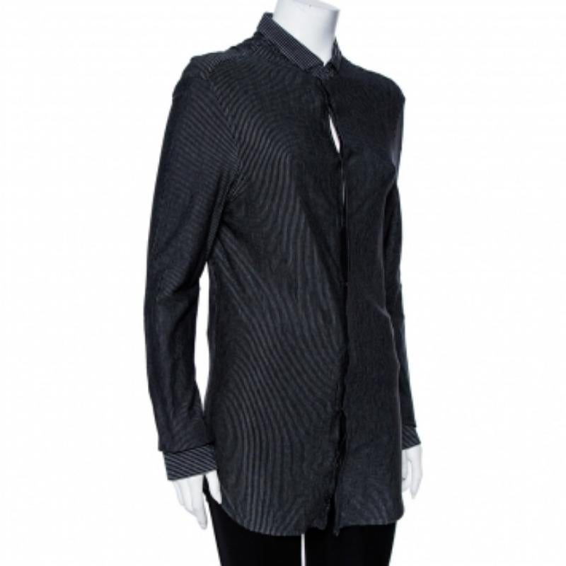 Cette chemise en coton tricoté d'Emporio Armani présente une coupe confortable et un design simple et décontracté. La chemise à manches longues présente des rayures, des manches longues, des boutons sur le devant et un ourlet long.