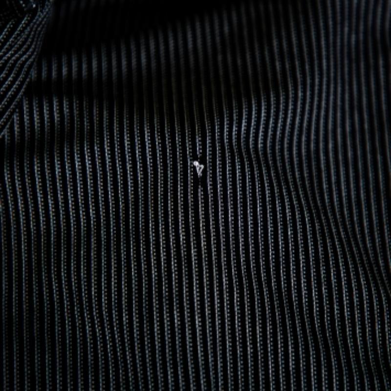 Emporio ARMANI Chemise à manches longues en tricot rayé noir M. Pour femmes en vente