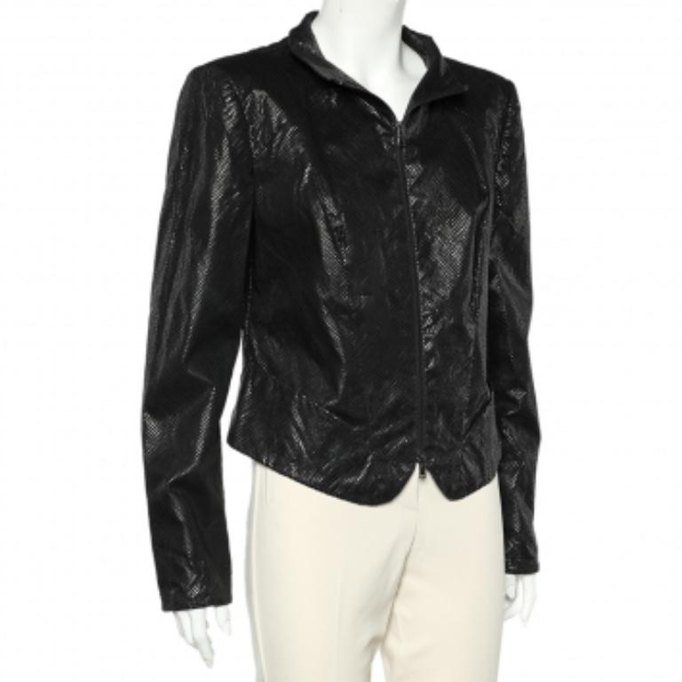 Elegante e di classe, questa giacca della Maison Emporio Armani aggiungerà un tocco di tendenza a tutti i tuoi look! È realizzato in tessuto di cotone nero testurizzato. Ha uno stile con zip sul davanti e maniche lunghe. Indossa questa splendida