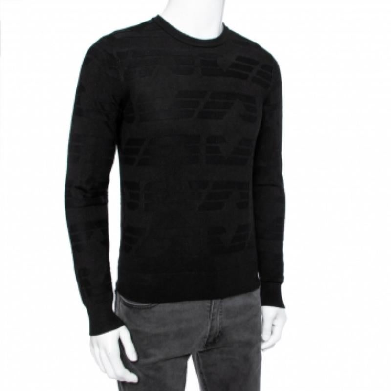 Questo elegante maglione nero di Emporio Armani è realizzato in maglia. Presenta un semplice girocollo e maniche lunghe. Indossalo con un paio di jeans o pantaloni per un look fuori servizio.