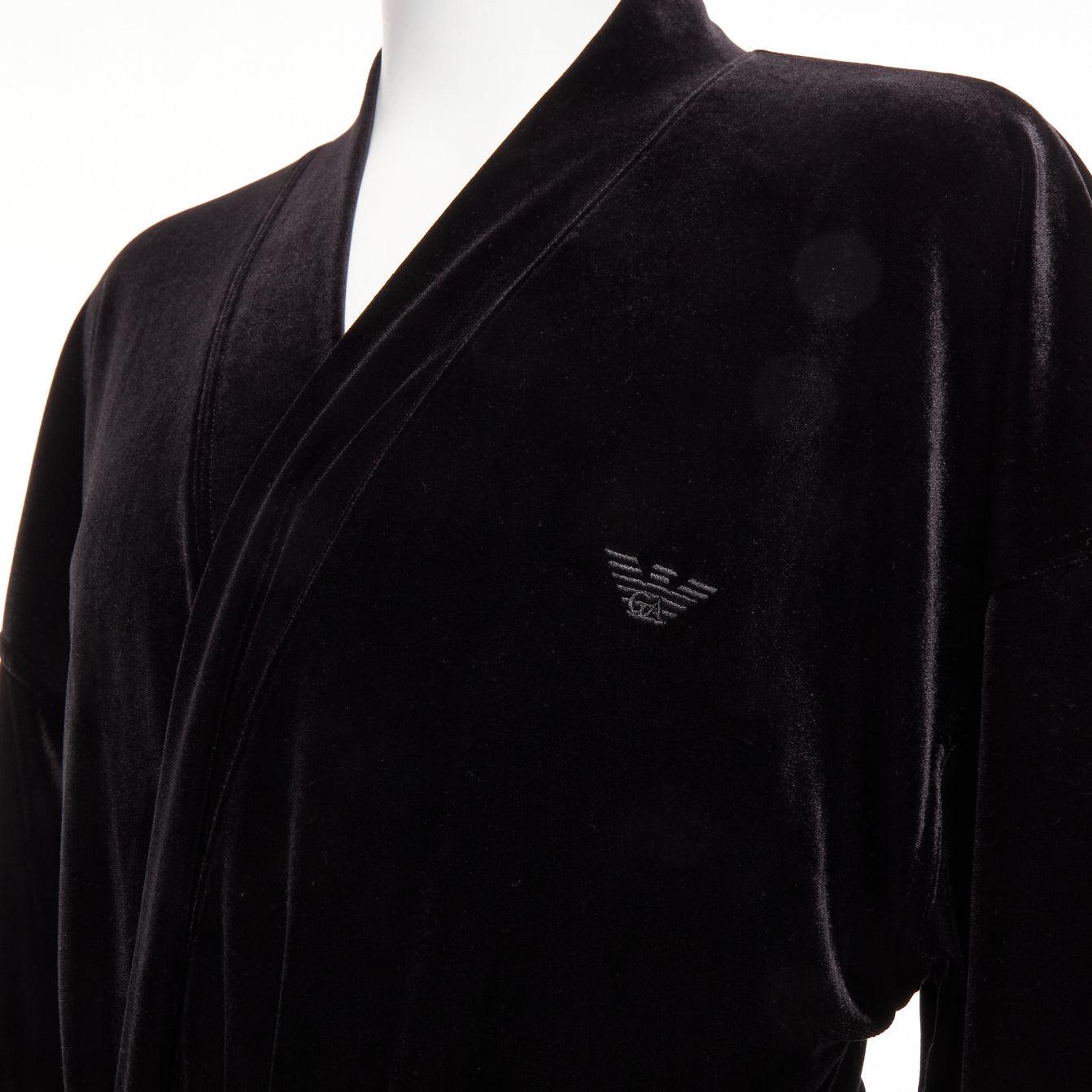 EMPORIO ARMANI giacca a vestaglia con cintura in velluto nero con logo ricamato GA M.
Riferimento: JSLE/A00113
Marchio: EMPORIO ARMANI
Collection'S: Intimo
Materiale: Velluto
Colore: nero
Modello: Tinta unita
Chiusura: laccetto a strappo
Prodotto