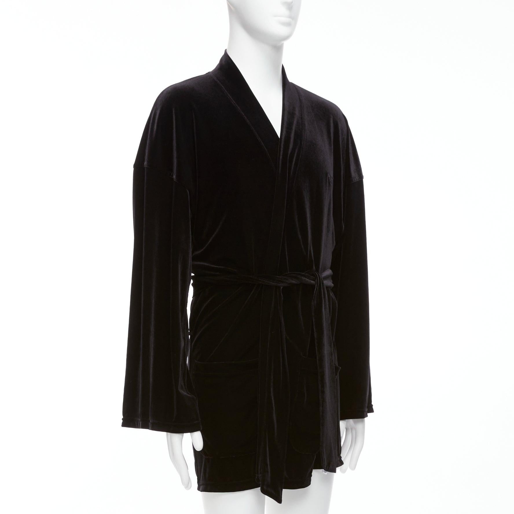 Nero EMPORIO ARMANI giacca a vestaglia con cintura in velluto nero con logo ricamato GA M. in vendita
