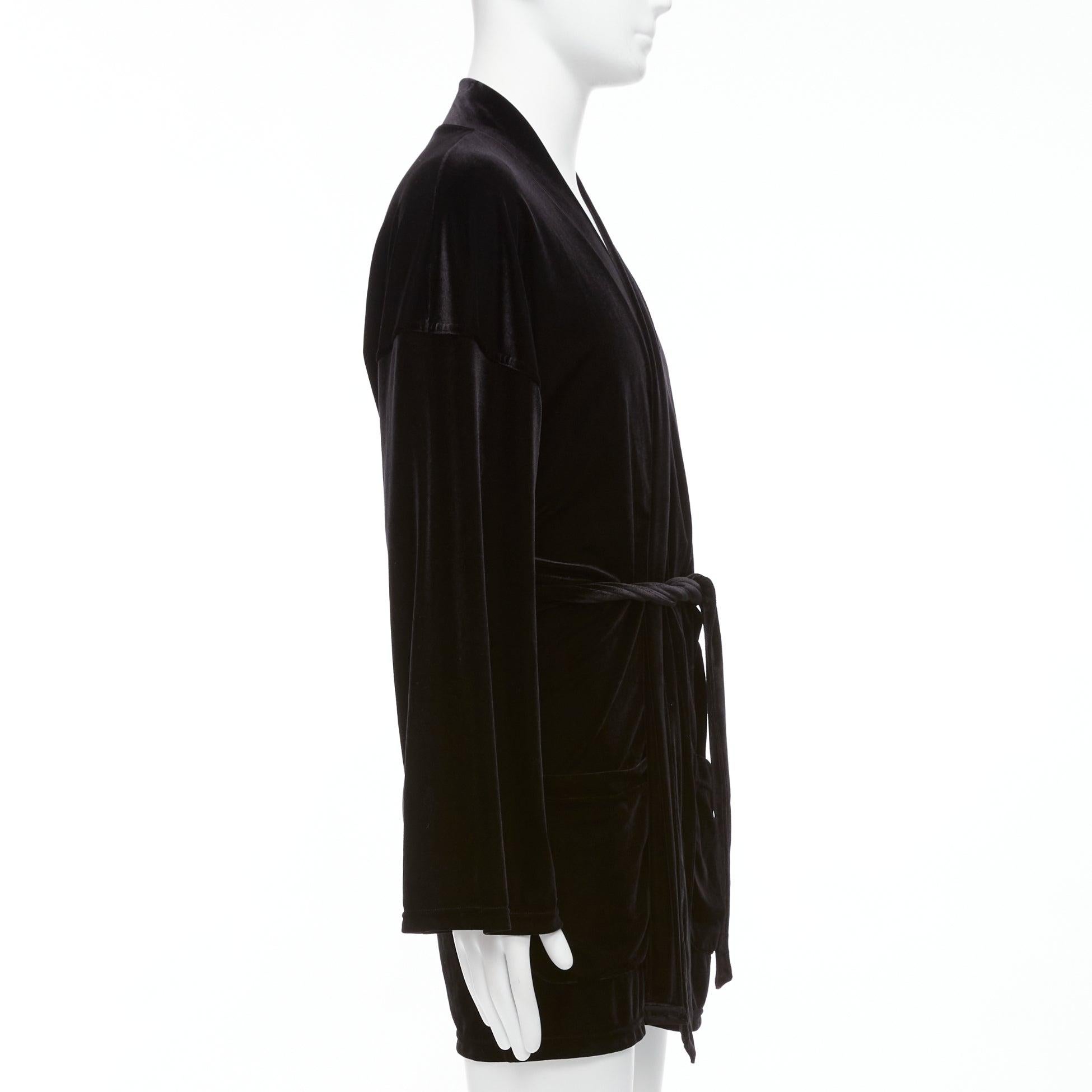 EMPORIO ARMANI giacca a vestaglia con cintura in velluto nero con logo ricamato GA M. In condizioni ottime in vendita a Hong Kong, NT
