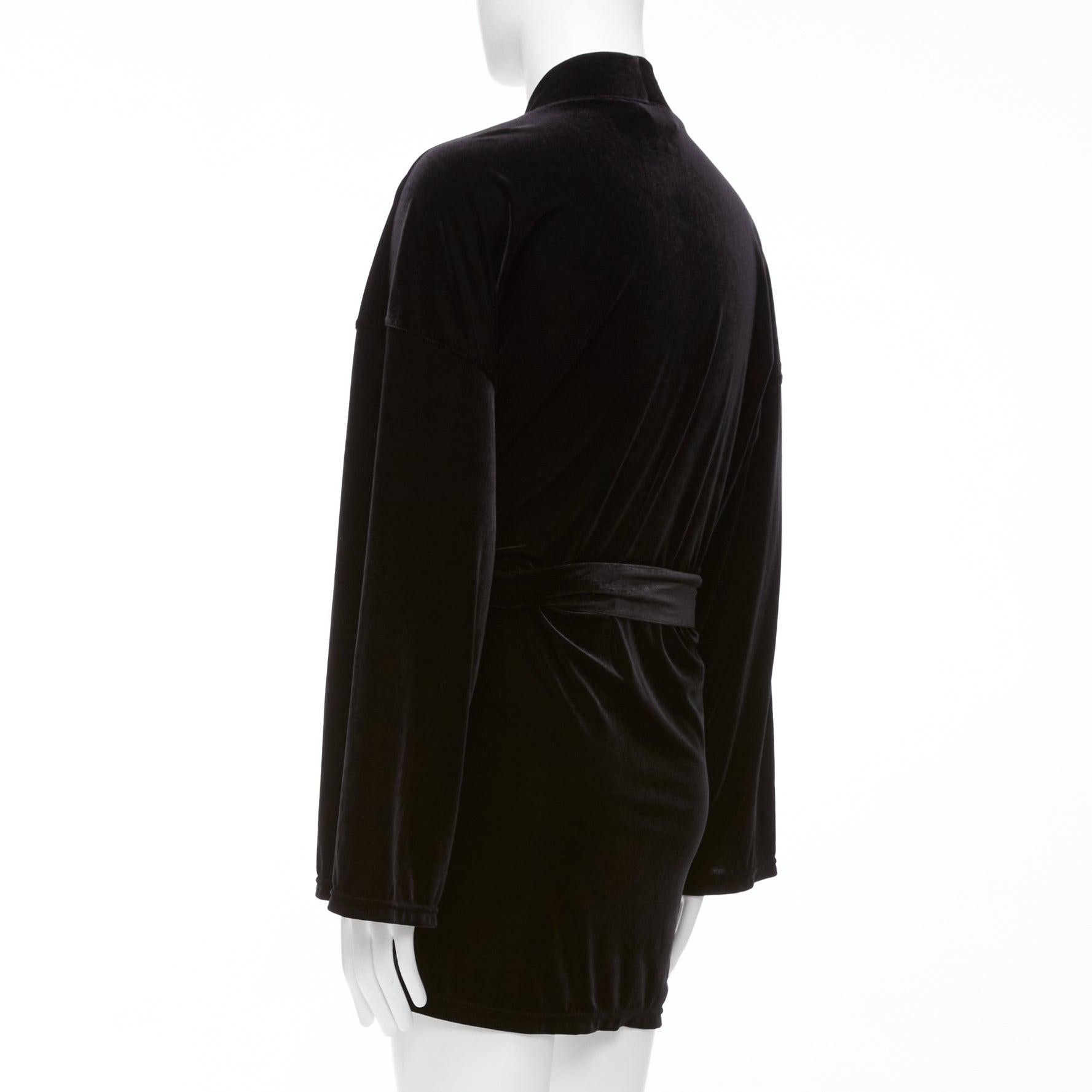 EMPORIO ARMANI giacca a vestaglia con cintura in velluto nero con logo ricamato GA M. in vendita 1