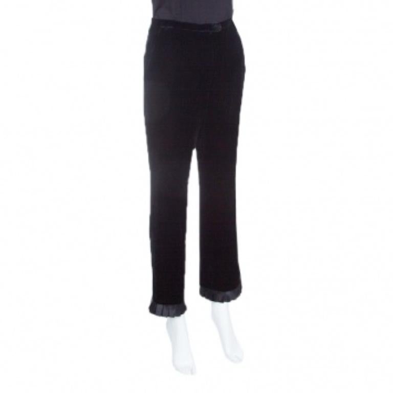 Aggiungi uno stile sofisticato al tuo guardaroba da sera con questi pantaloni di Emporio Armani. Hanno una finitura morbida e una struttura sottile che ti offrirà una vestibilità perfetta. Realizzati in velluto nero, presentano un dettaglio