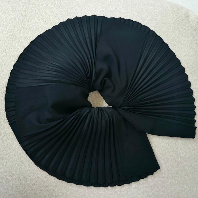 Emporio Armani Black Wool-Blend Midi Skirt with Knife-Pleat en venta 6