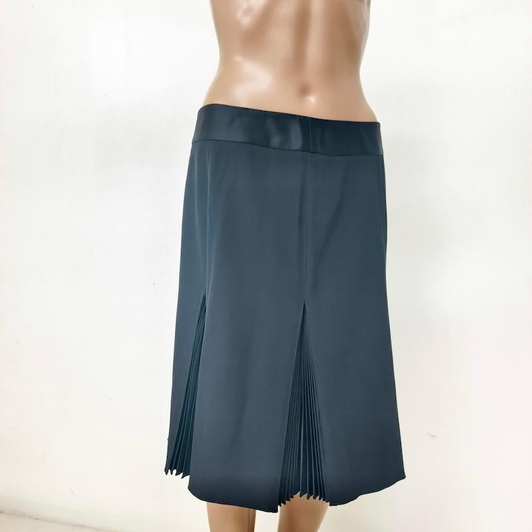 Emporio Armani Black Wool-Blend Midi Skirt with Knife-Pleat en venta 7