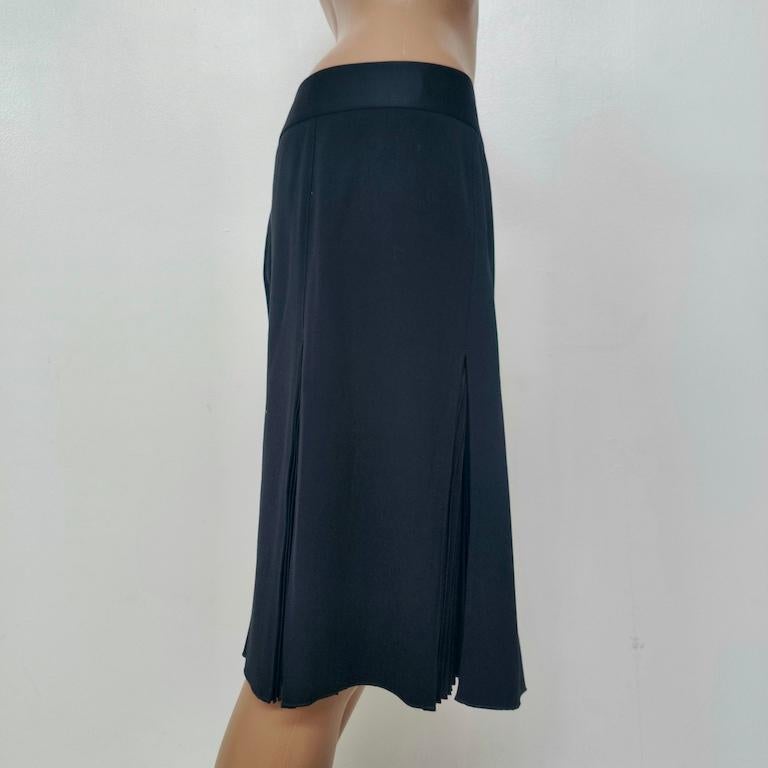 Emporio Armani Black Wool-Blend Midi Skirt with Knife-Pleat en Excelente estado para la venta en Milano, IT