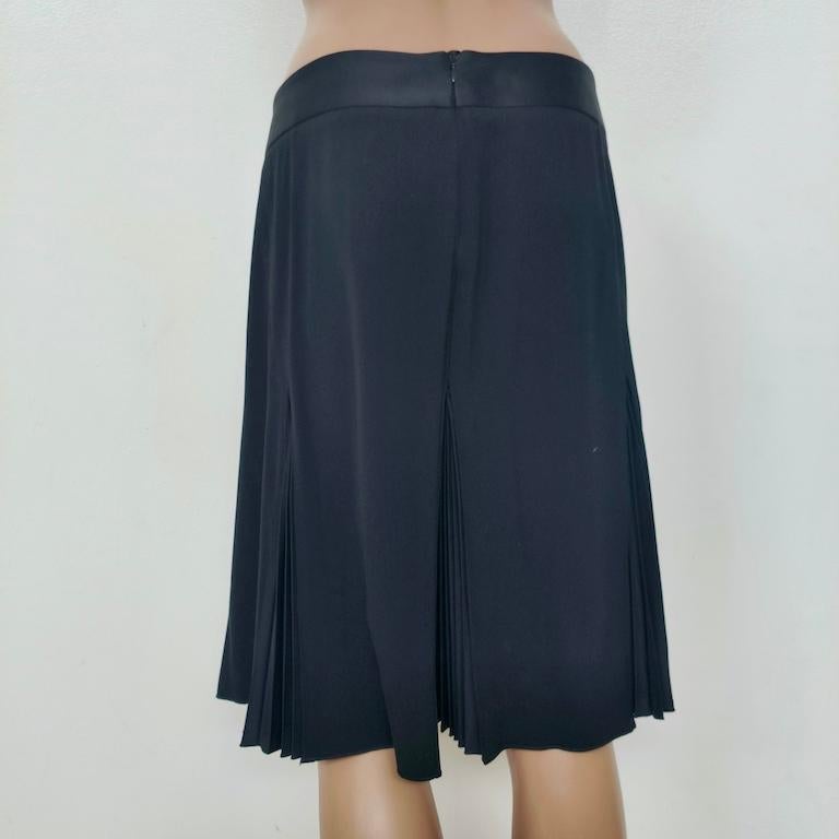 Emporio Armani Black Wool-Blend Midi Skirt with Knife-Pleat en venta 2