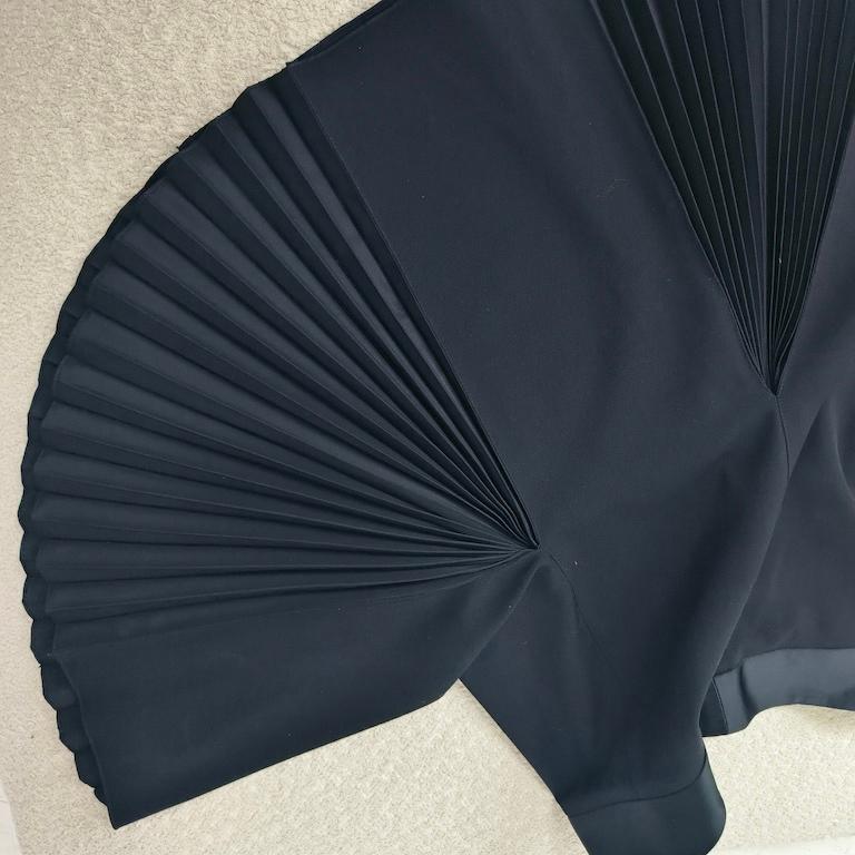 Emporio Armani Black Wool-Blend Midi Skirt with Knife-Pleat en venta 4
