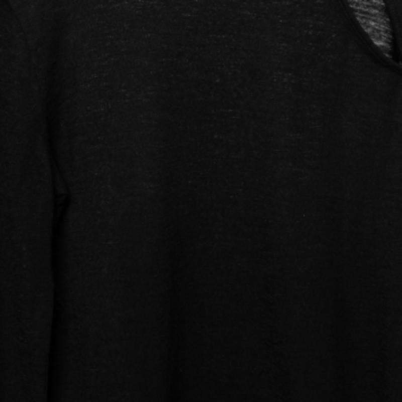 Adoriamo le vibrazioni sontuose e lussuose di questo top di Emporio ARMANI! Con una tonalità nera, questo top a maniche lunghe è realizzato in tessuto di lana ed è caratterizzato da dettagli tagliati. Completa questo top nero con una gonna midi in
