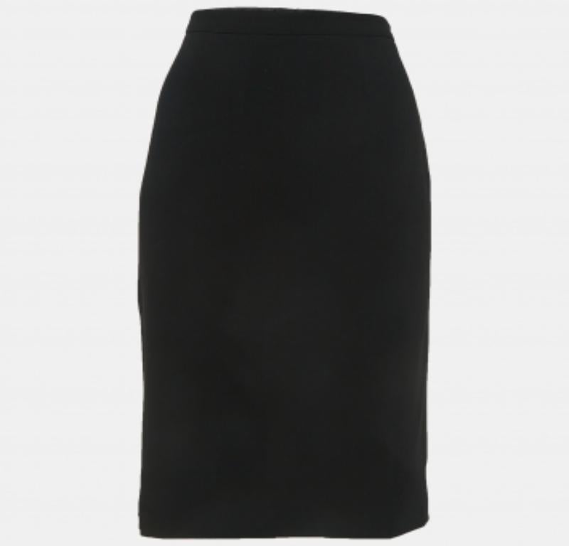 Questa deliziosa gonna è splendidamente cucita con un tessuto pregiato. Questa comoda gonna griffata ha una silhouette lusinghiera. Abbinalo a un semplice top e a tacchi a spillo per un look chic.