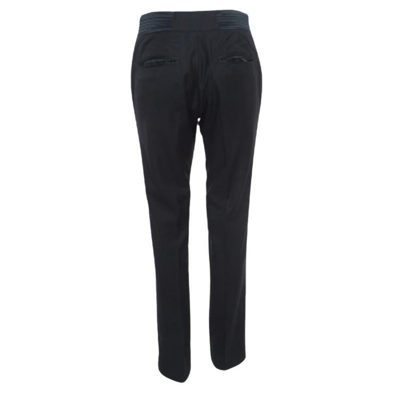 Valorizza il tuo abbigliamento formale con questo paio di pantaloni. Progettati con una silhouette e una vestibilità superba, questo paio di pantaloni ti renderà sicuramente elegante.