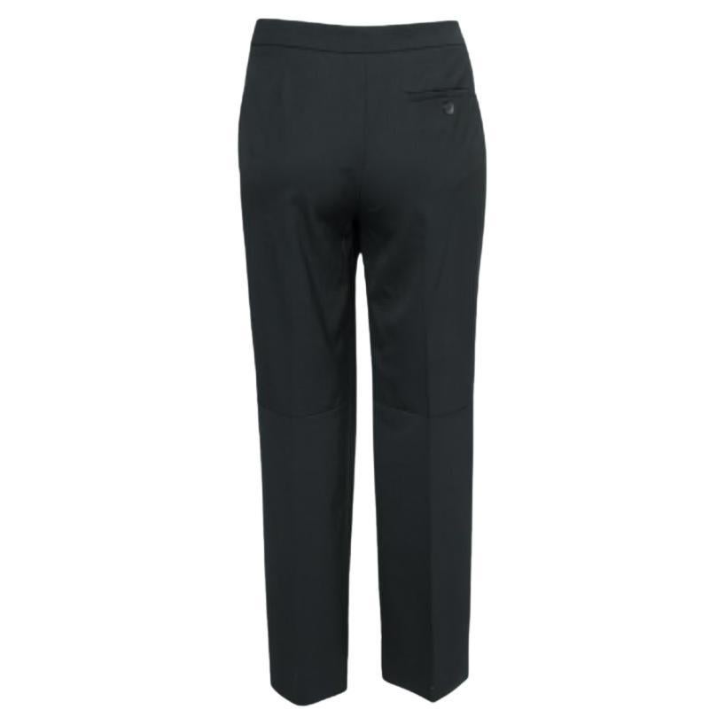Prova lo stile, il comfort e la praticità di questi pantaloni di Emporio Armani. Realizzati in tessuto di lana nero, questi pantaloni sono dotati di numerose tasche per conservare tutti i tuoi oggetti personali. Sono dotate di una chiusura con