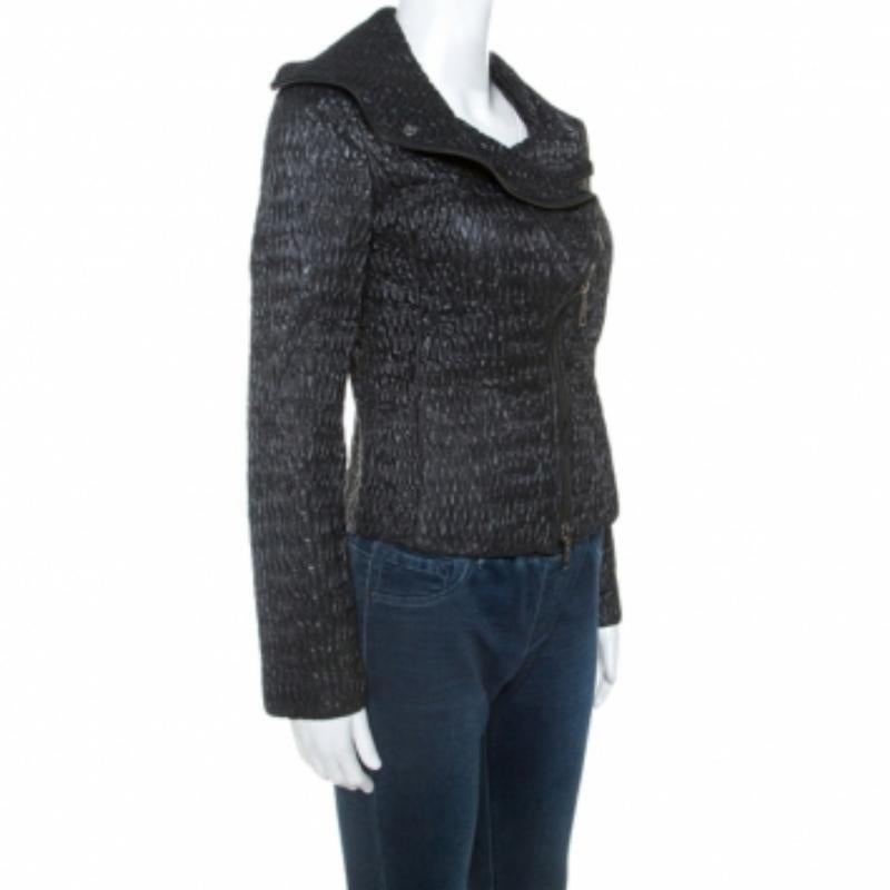 Diese moderne Jacke aus dem Hause Emporio Armani ist stilvoll und verleiht Ihnen einen unverwechselbaren Look. Er ist aus hochwertigen Stoffen gefertigt und kommt in klassischem Schwarz daher. Es hat einen durchgehenden Knittereffekt, einen