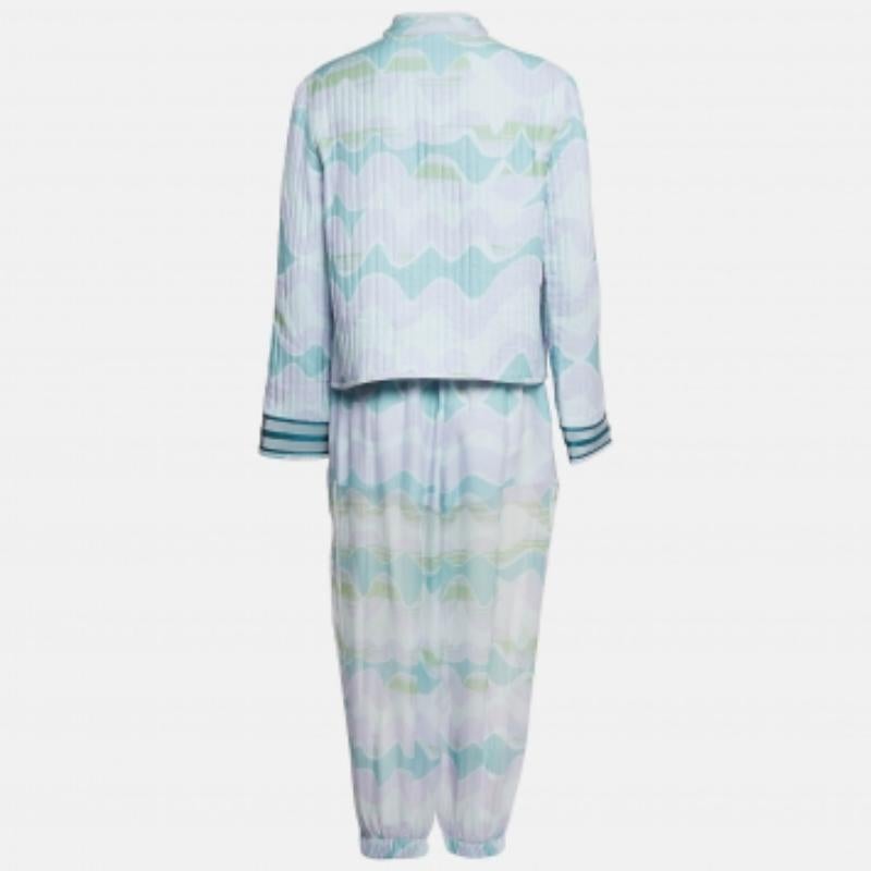 Fai una dichiarazione di moda di lusso indossando questo set di giacca e pantaloni firmati. È realizzato su misura con un tessuto pregiato per ottenere una silhouette perfetta.