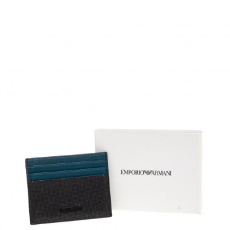 Neatly organize your cards in this functional card-holder from the house of Emporio Armani. It features a two-tone leather body detailed with slots and also bears the brand name on it. Slip it into your pocket and deliver everyday effortless style.