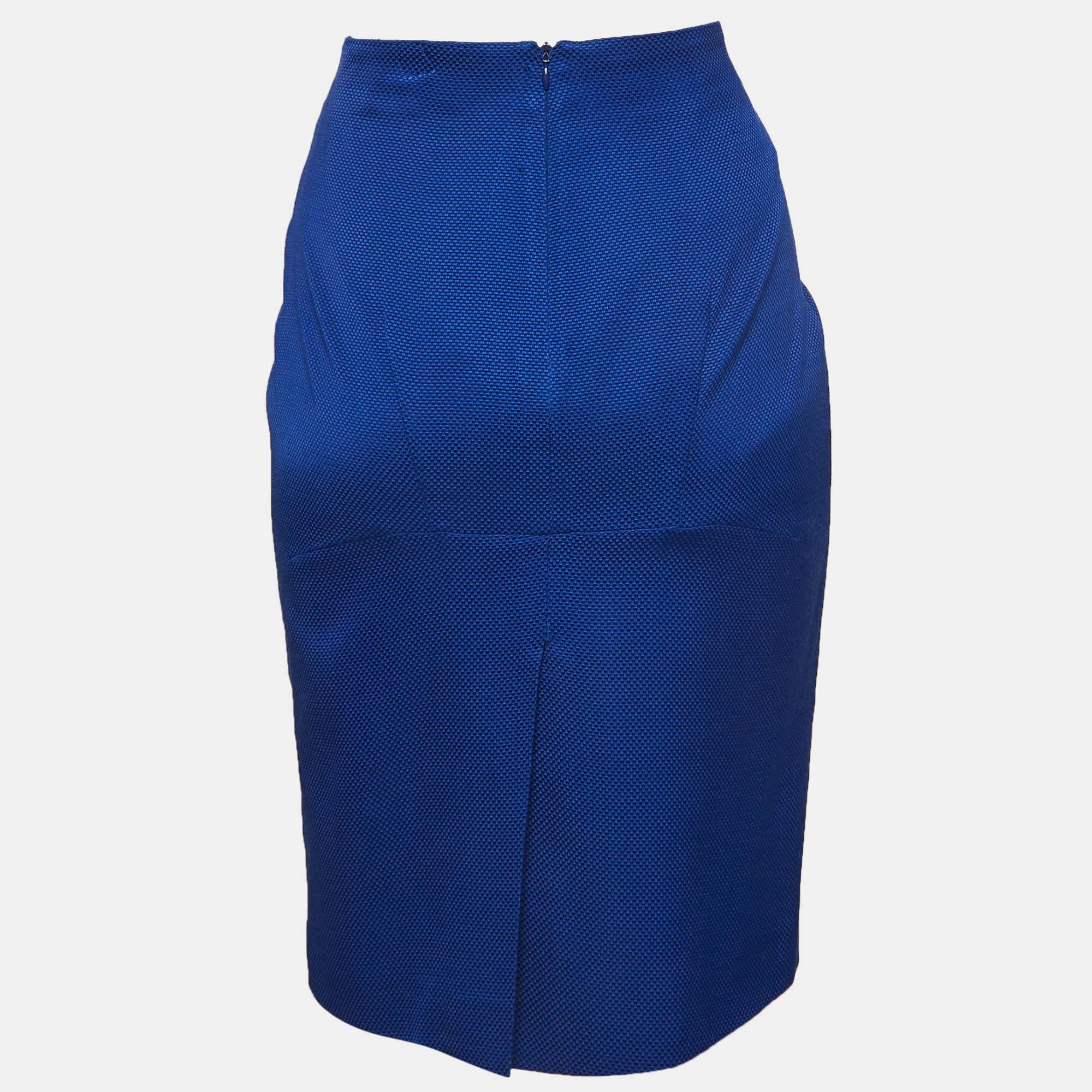 Cette jolie jupe est joliment cousue dans un tissu fin. Cette jupe confortable de créateur a une silhouette flatteuse. Associez-le à un simple haut et à des talons à lanières pour un look chic.