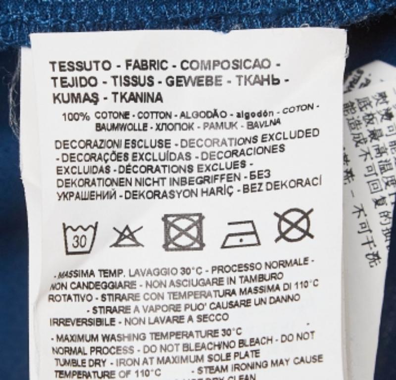 Le magliette polo sono sempre state un classico per chiunque. Questa versione è realizzata su misura utilizzando i migliori tessuti per una vestibilità confortevole. Completa il tuo look casual con un paio di pantaloncini e scarpe da ginnastica.