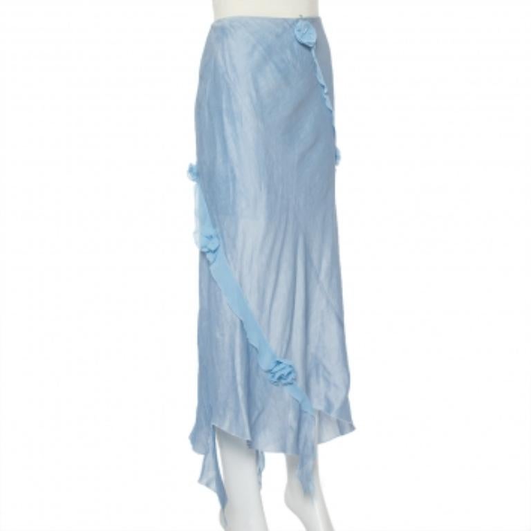 The fashion house Emporio Armani, from its wide range of products, brings to you this midi skirt. Wear it to a party or a brunch with friends. Crafted from linen & silk, this blue-hued skirt has beautiful floral applique work and a zip closure.