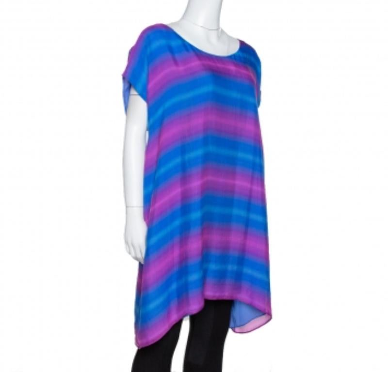 From the house of Emporio Armani, this ensemble is a treasured creation. Crafted from pure silk, it carries a lovely blue & pink gradient print throughout. This tunic is styled with short sleeves, two pockets and a round & wide neck.