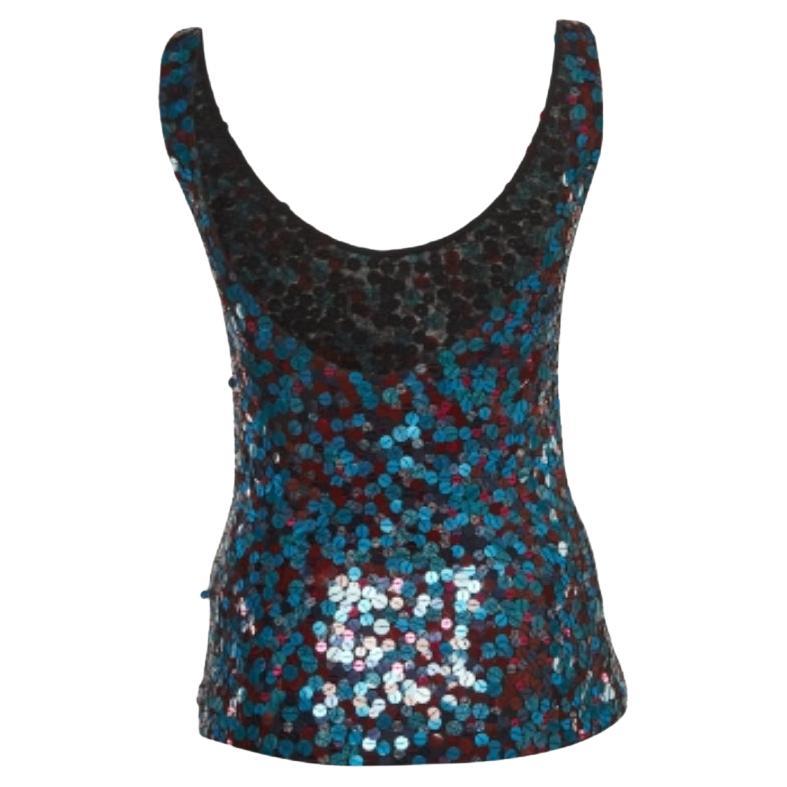 La cura sartoriale, i materiali di qualità e i tagli eleganti fanno di questo top firmato un pezzo da conservare! Il design è classico e facile da abbinare.
