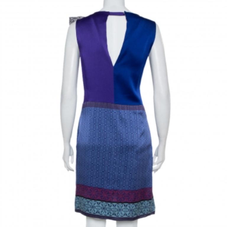 Make a style statement whenever you go out in this Emporio Armani dress. An impeccable balance of comfort and style, this silk creation features a back cut, draped neck cut, and a lovely print all over. For a high-fashion touch, style this outfit