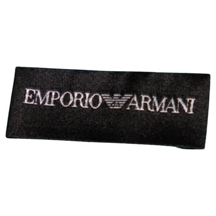 L'arte raffinata e la silhouette femminile del top Emporio Armani mostrano l'impeccabile maestria sartoriale della Label. È cucito in seta, ha una buona vestibilità e può essere facilmente abbinato ad accessori chic, sandali aperti e borse a