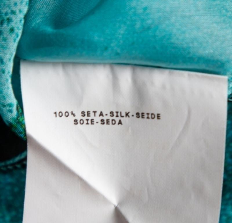 Top in seta stampata blu di Emporio Armani M. I. In condizioni buone in vendita a Dubai, Al Qouz 2