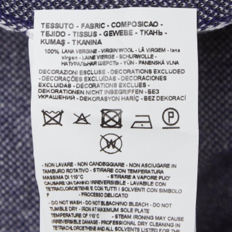 Comme ce pull de créateur est fabuleux ! Il est fabriqué en matériaux fins et présente des manches longues. Associez-le à un pantalon et à des baskets pour un look cool.