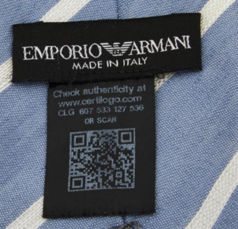 Esta corbata Emporio Armani es un accesorio formal perfecto que tiene un atractivo nítido y moderno. Fabricado con materiales lujosos, presenta dibujos intrincados y la etiqueta de la marca cuidadosamente cosida en la parte trasera. Seguro que añade
