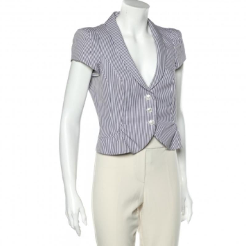 ¡Qué elegantemente bonito es este blazer recortado de Emporio Armani! Tiene una forma moderna y estructurada a la que las mangas cortas dan un toque femenino. Presume de rayas azules y blancas que combinarán bien con unos pantalones lisos y unas