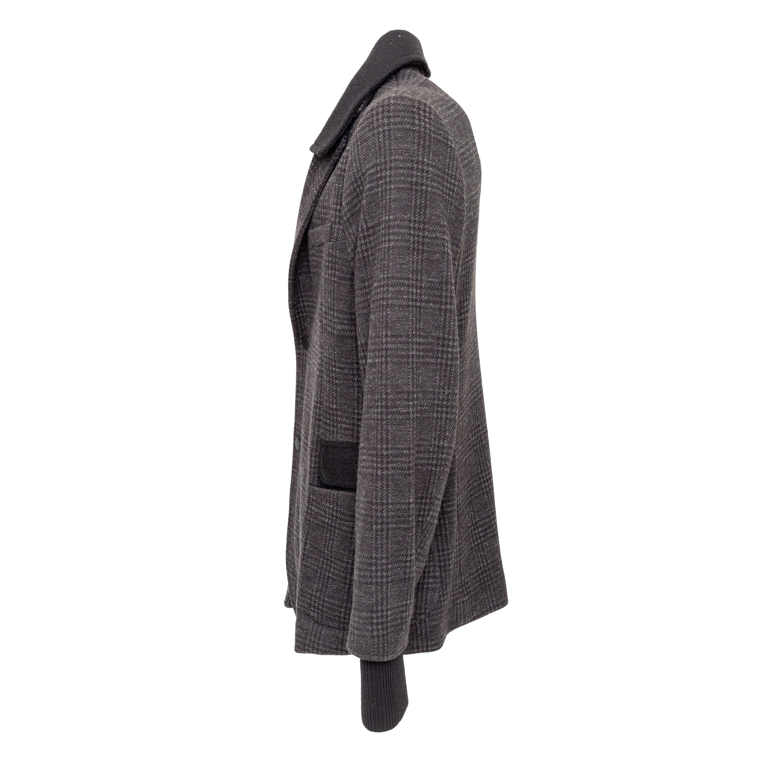 The Emporio Armani jacket from the Brad Line offers a versatile blend of casual and classic style. Made from a wool blend, this jacket features a removable zippered upper collar and is half lined in viscose. The sleeve hem also includes a thumb hole