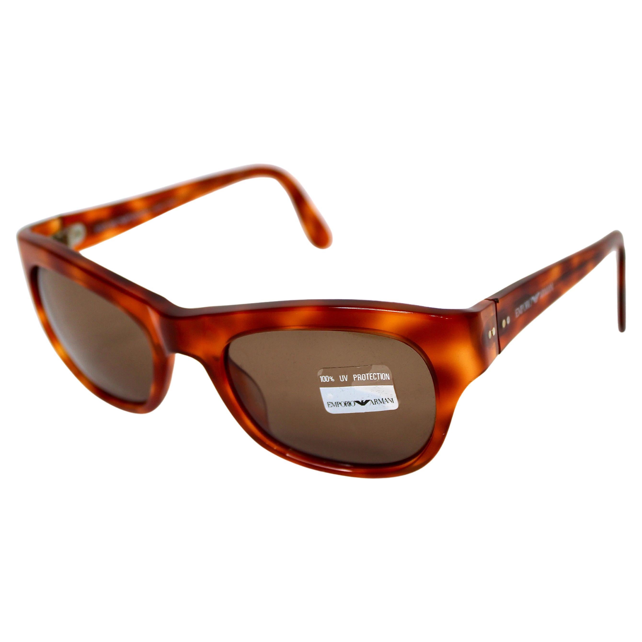 Las gafas de sol Emporio ARMANI Wayfarer de acetato de tortuga marrón de los años 90 destilan sofisticación atemporal y encanto vintage. Estas gafas de sol, fabricadas en acetato de alta calidad con un clásico estampado de tortuga, presentan la