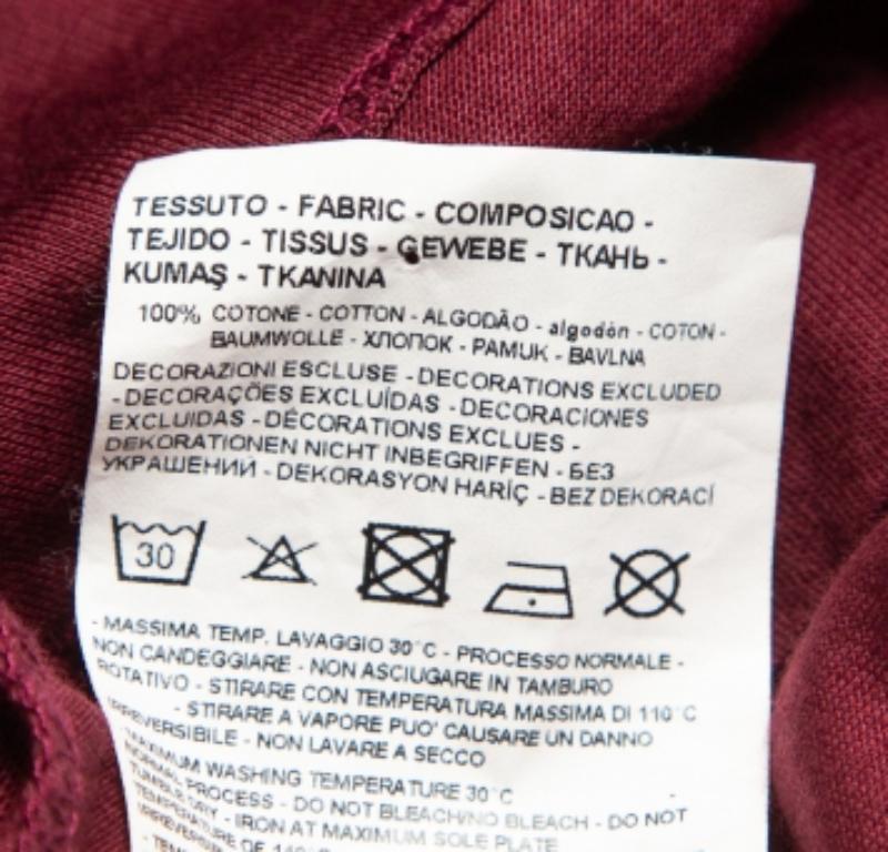 Una combinazione perfetta di comfort, lusso e stile: questa maglietta firmata è un pezzo imperdibile! Realizzata con materiali di qualità, questa creazione può essere abbinata a pantaloni in denim e sneakers per un look cool.