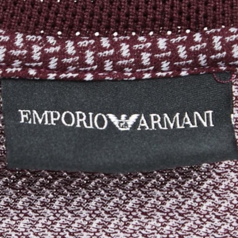 Le magliette polo sono sempre state un classico per chiunque. Questa versione è realizzata su misura utilizzando i migliori tessuti per una vestibilità confortevole. Completa il tuo look casual con un paio di pantaloncini e scarpe da ginnastica.