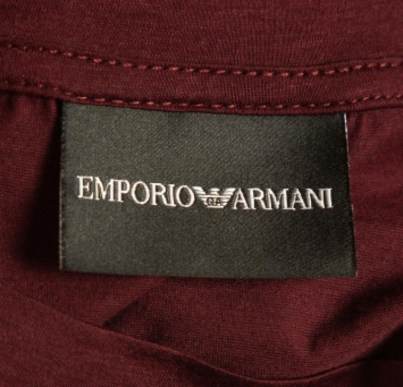 Una combinazione perfetta di comfort, lusso e stile: questa maglietta firmata è un pezzo imperdibile! Realizzata con materiali di qualità, questa creazione può essere abbinata a pantaloni in denim e sneakers per un look cool.