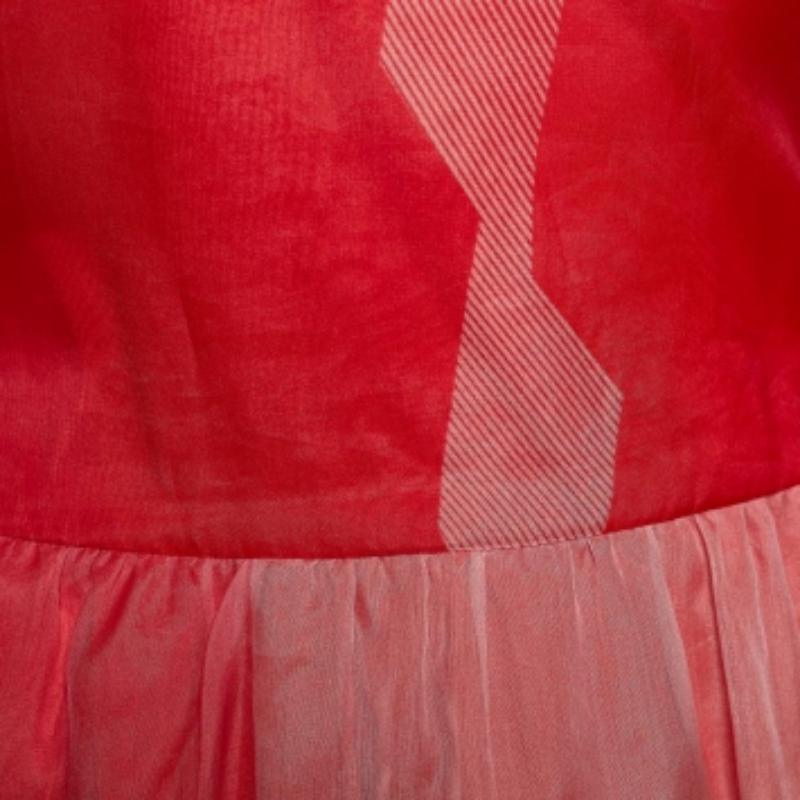 Emporio Armani sait comment vous rendre éblouissante avec cette robe midi. Il est créé à partir d'un tissu de soie colorblock et présente un style à encolure dégagée. Il accueille deux poches. Portez-la avec des talons hauts et une pochette cloutée.