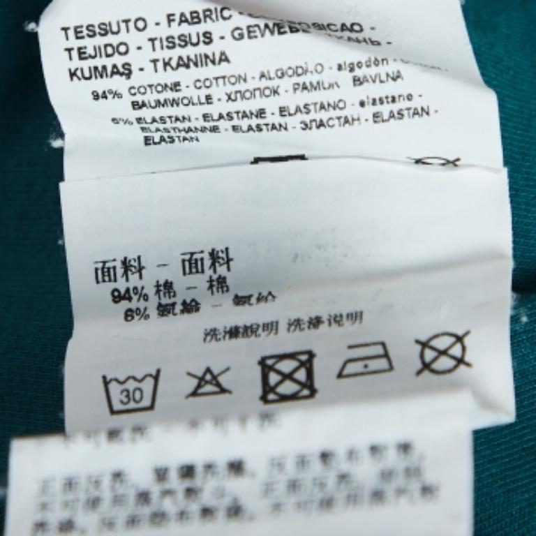 Opta por la comodidad durante todo el día con esta camiseta de Emporio Armani. Maravillosamente cosida, la camiseta, de escote redondo y manga corta, garantiza calidad y un estilo sencillo.