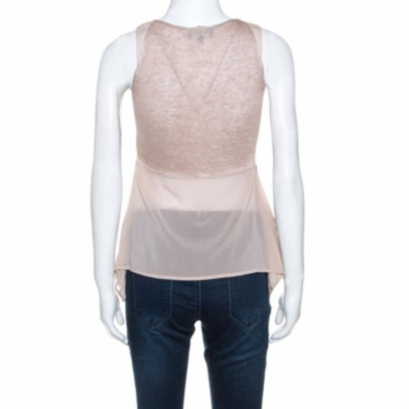 Realizzato da Emporio Armani, un top elegante come questo è un basic della moda. È disponibile in un'incantevole tonalità di rosa scuro, presenta un inserto in seta e una silhouette senza sforzo.  Questo top chic può essere abbinato a dei pantaloni