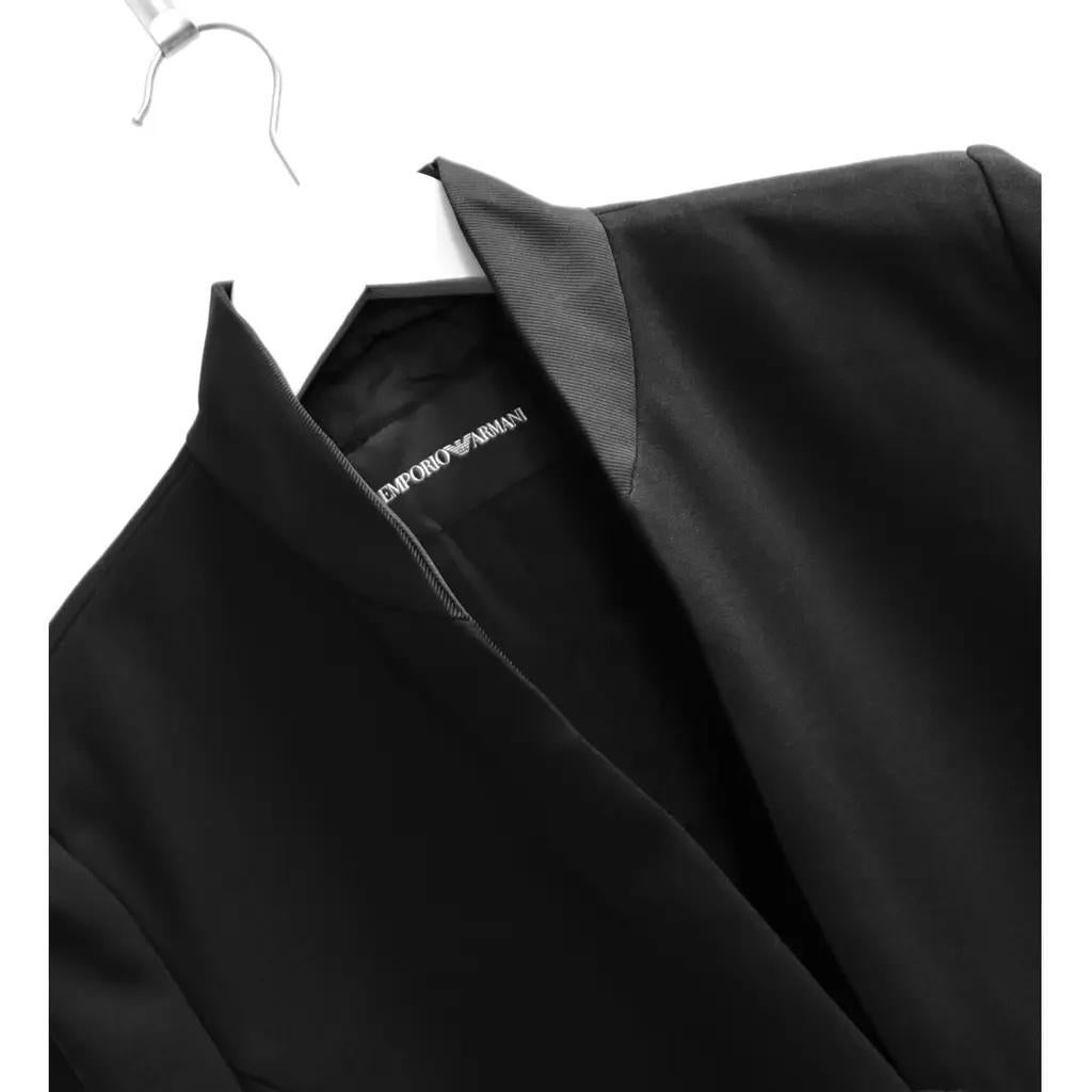 Preciosa chaqueta Emporio Armani de inspiración ecuestre. Nuevo con etiquetas y botón de repuesto. Confeccionada en suave mezcla de viscosa negra con detalles de satén en el cuello. Tiene un corte inspirado en las chaquetas de montar, con una línea