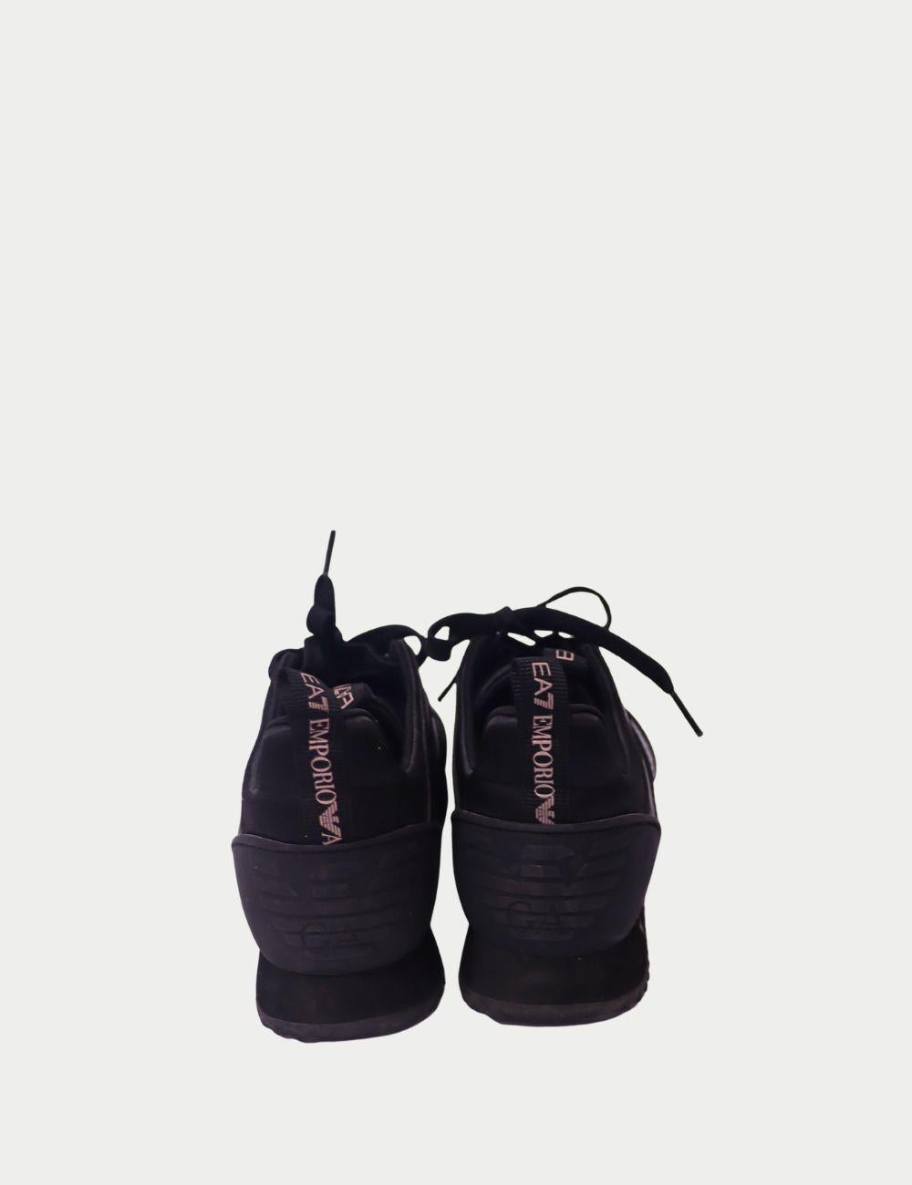 Zapatillas Emporio ARMANI EA7 Logo Negras

El deporte se une al estilo con estas zapatillas Emporio Armani EA7, diseñadas en un elegante negro con sutiles detalles del logotipo en rosa. Confeccionadas con una mezcla de malla resistente y paneles de