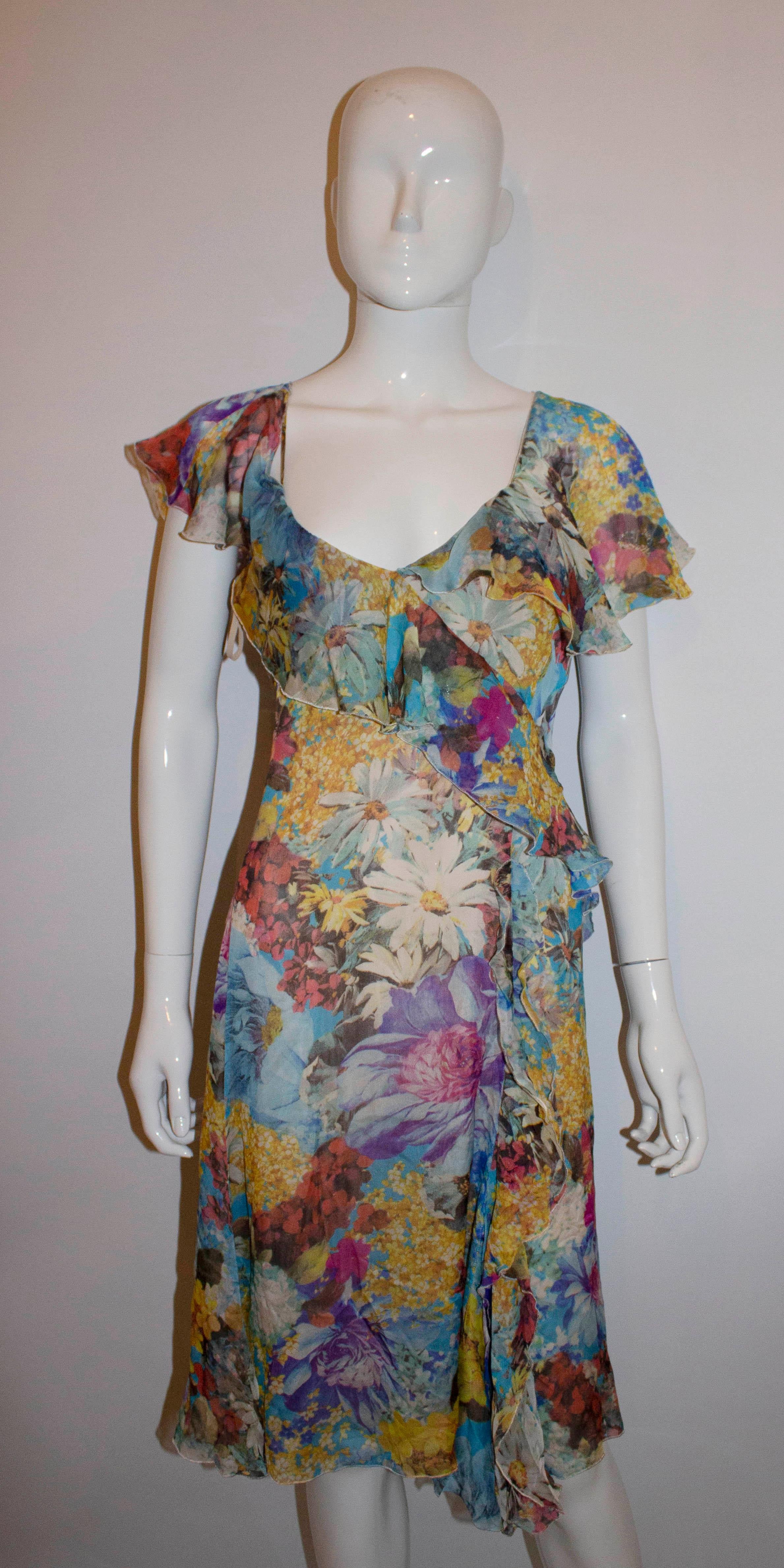 Ein tolles Kleid für den Sommer von Emporio Armani. Das in vielen Farben erhältliche Kleid hat einen Rüschenausschnitt, ist vollständig gefüttert und hat einen zentralen Reißverschluss am Rücken.
Größe EU Italienisch 40 Maße: Büste 36'', Länge 41''
