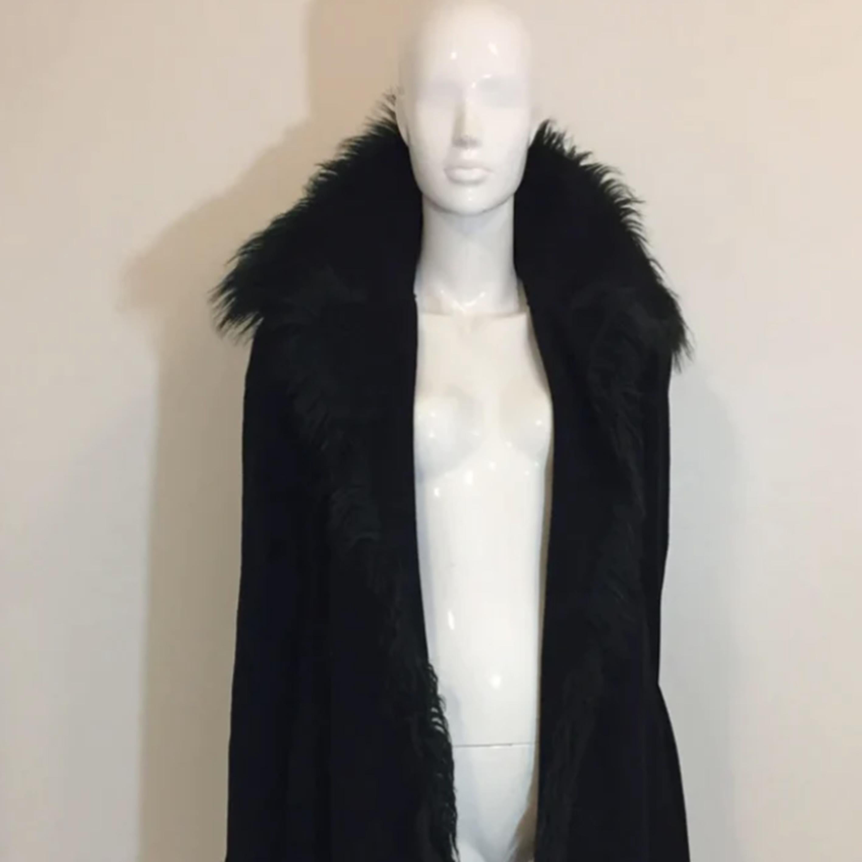 EMPORIO ARMANI FW2000 Black wool coat with Green fur and belt In Good Condition In Paris, FR