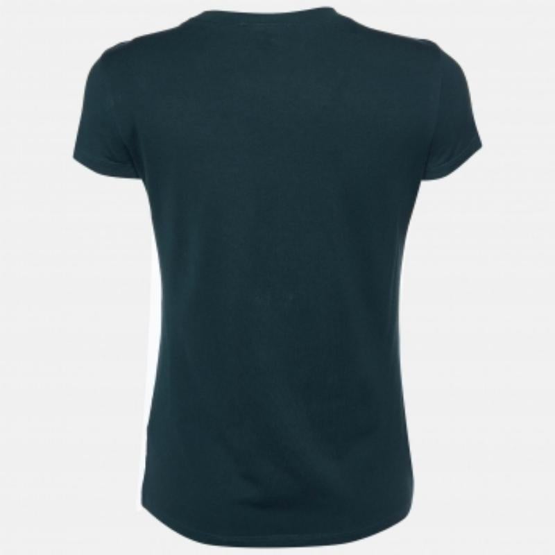 Una combinazione perfetta di comfort, lusso e stile: questa maglietta firmata è un pezzo imperdibile! Realizzata con materiali di qualità, questa creazione può essere abbinata a pantaloni in denim e sneakers per un look cool.

