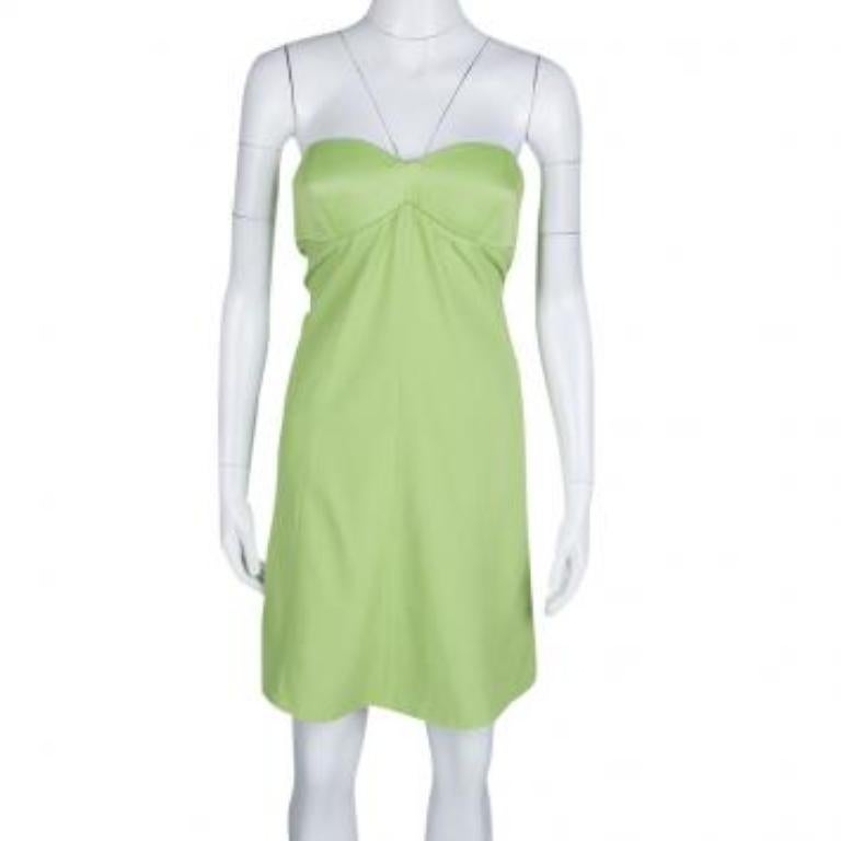 Step out in style this season with this lovely strapless dress from Emporio Armani. Tailored from quality fabrics and designed with a sweetheart neckline and a back zipper, this green dress delights. The creation will look great with white or gold