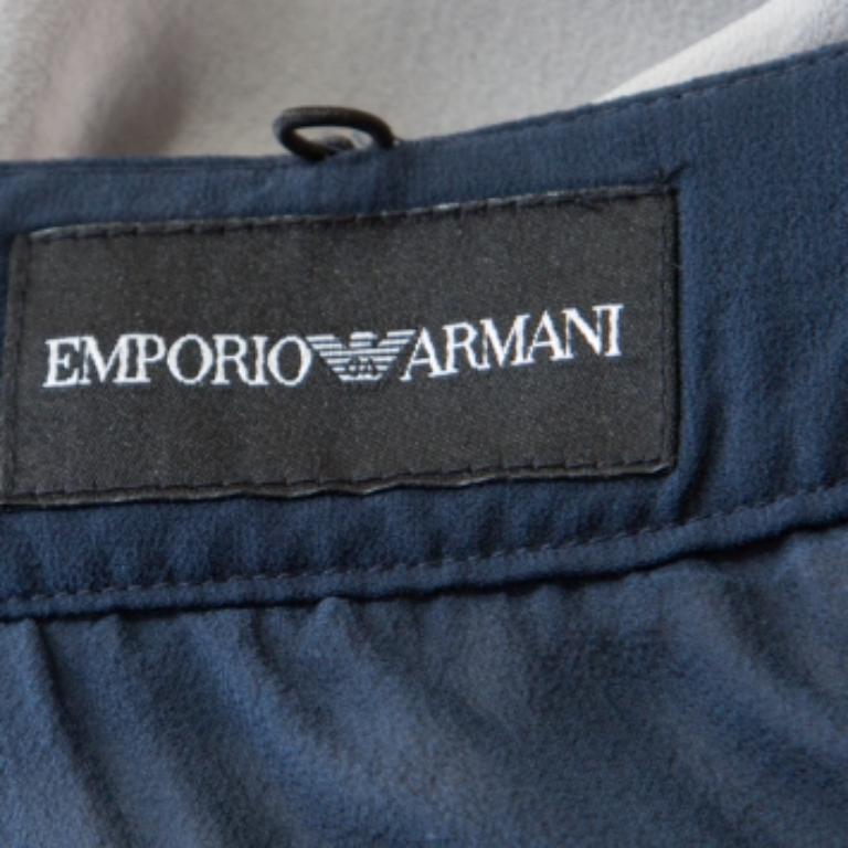 Emporio ARMANI Jupe trapèze en soie grise et bleu marine S Bon état - En vente à Dubai, Al Qouz 2